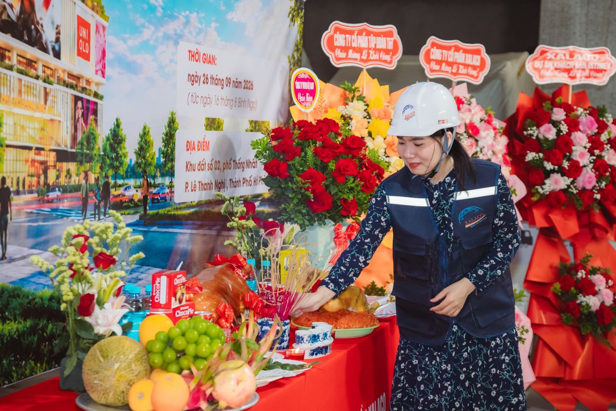 Kỹ sư XALACO dâng hương tại lễ khởi công gói thầu MEP, Trung tâm Thương mại T&T