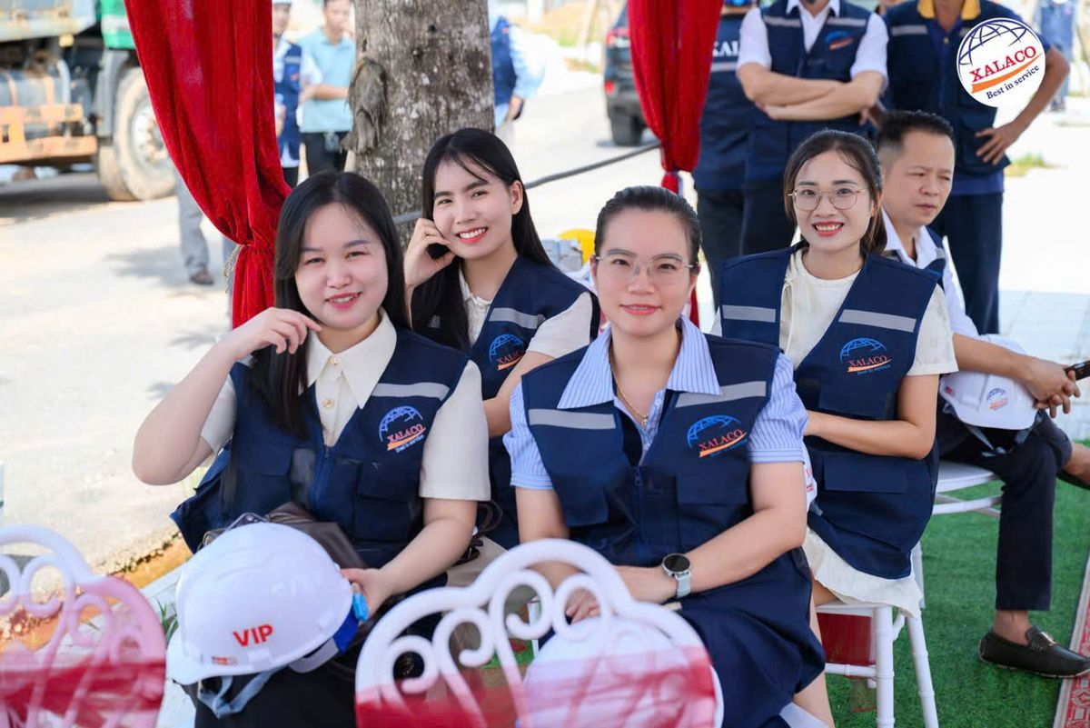 Cán bộ văn phòng XALACO tại lễ khởi công